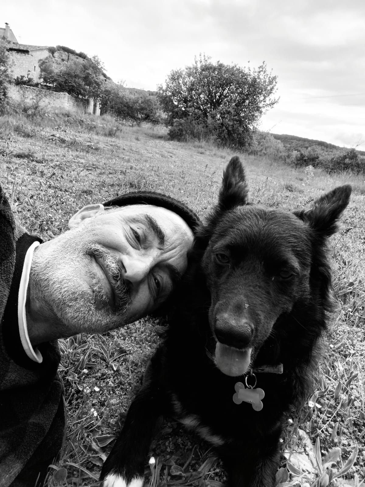 Miki Molina junto a su perrita Alma