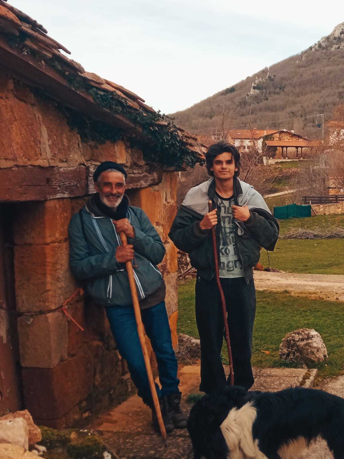 El actor con su hijo Antonio Floki en el pueblo