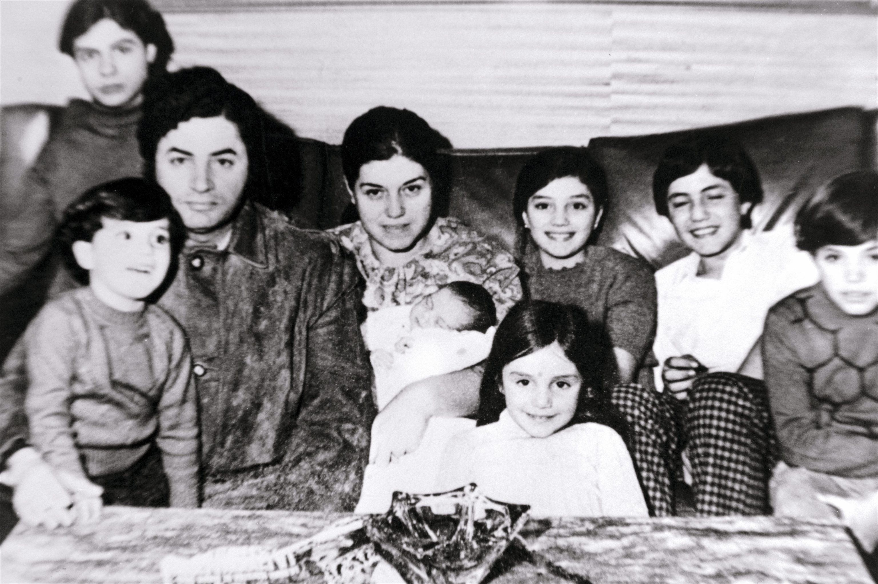 Antonio Molina y su mujer con siete de sus ocho hijos.