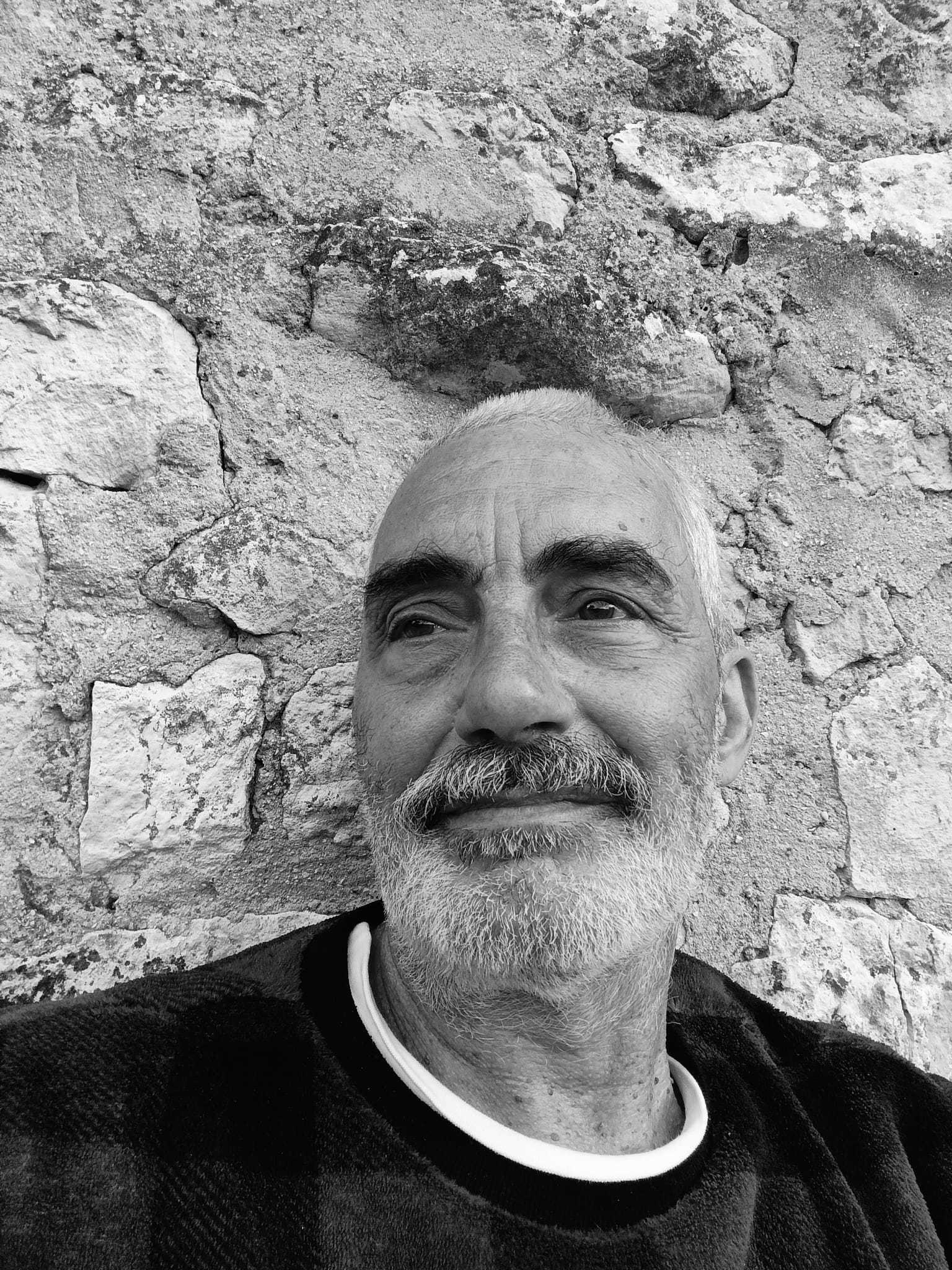 El actor Miki Molina fotografiado en el pueblo en el que vive